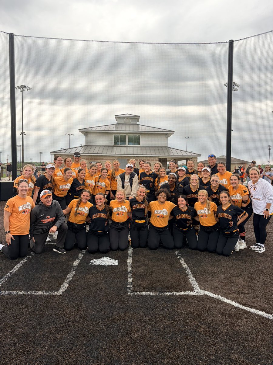 EpRaidersSB's tweet photo. S/O to Washington for supporting our JV coach @SavannahBudd ‼️ The community and bond that we make through this game is unbelievable🤍 https://t.co/0MRBQ8lTiG