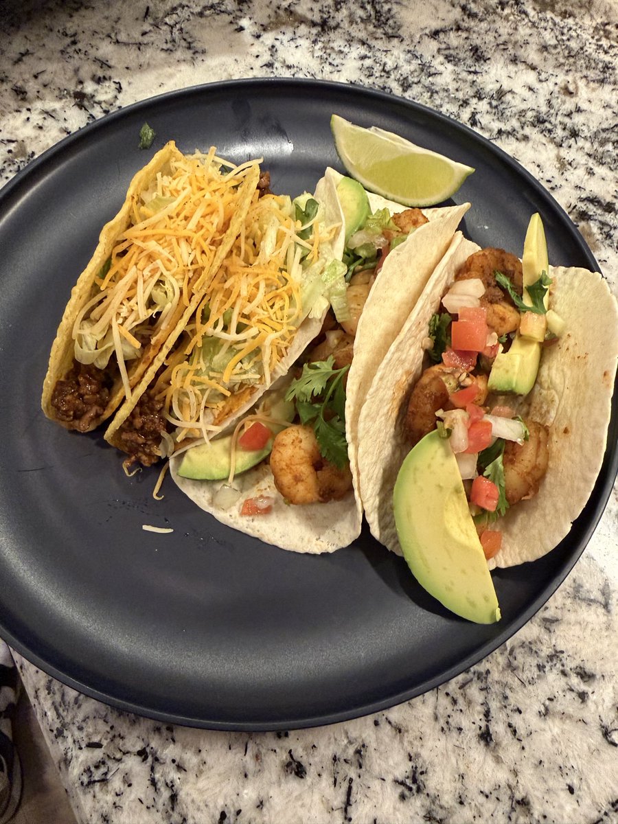 jetthefolf's tweet photo. Get you a wolf that likes to cook😘The first 4 are for the bf but I like mine just meat and cheese😋
#tacotuesday #furry #kissthecook https://t.co/r75YoQpdL2
