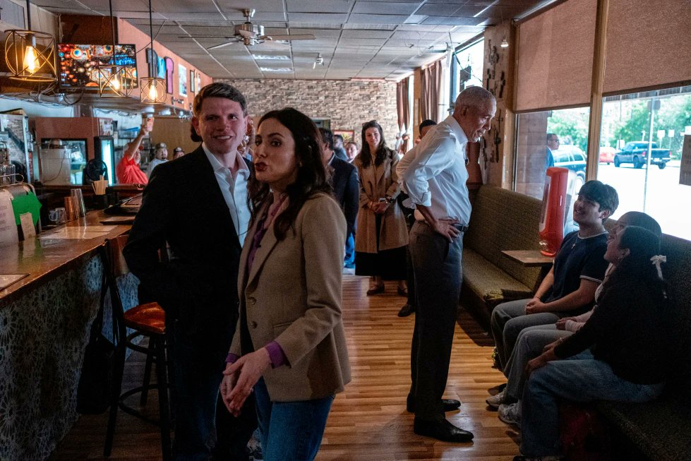 fcb0816's tweet photo. Obama meets with Talarico, aiming to boost Democrat’s bid for US Senate in Texas https://t.co/i5vykWCcVo