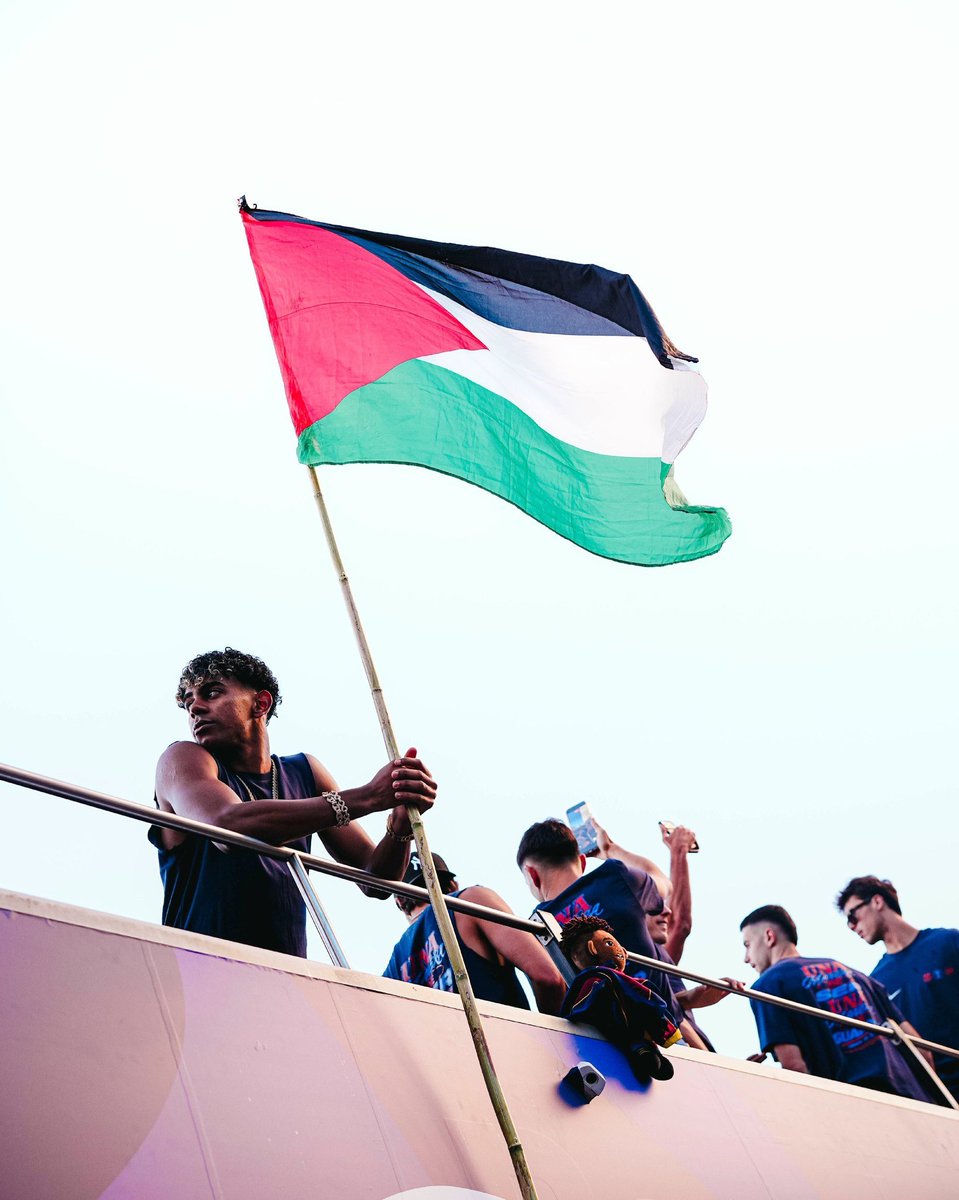 Mzo_Hamad's tweet photo. لأمين يرفع علم الحق، يرفع راية أصحاب الأرض 🇵🇸

لم يعجب المحتلين المشهد، فشنوا هجومهم المعتاد؛ لأن الحقيقة تعرّي زيفهم، والرمزية المرعبة لهم هي أن الأرض لأصحابها مهما طال الأمد
تحية للمواقف الشجاعة التي لا تهزها التهديدات.

#فلسطين #أصحاب_الأرض
#BarçaRealMadrid https://t.co/Suz6TTTkUp