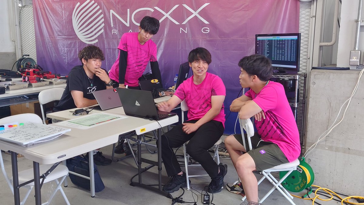 NcxxRacing's tweet photo. 走行前のピットではライダー達がセッティングの確認、目標タイムなどを打ち合わせ中です。
#ncxxracing
#鈴鹿8耐
#RIDERSCLUB https://t.co/8NGKdTtWrH
