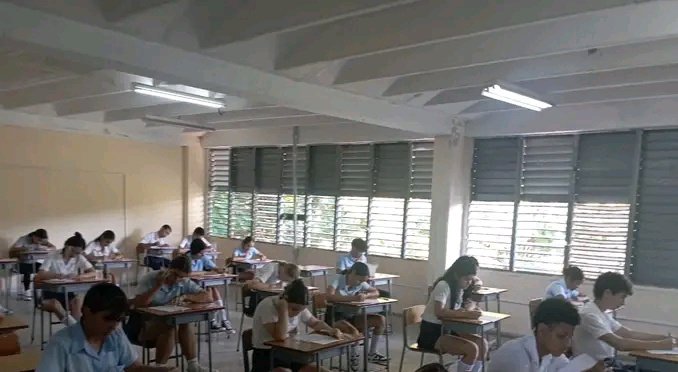 comunicucmcfgos's tweet photo. Aspirantes a Ciencias Médicas en Cienfuegos: hoy es su examen de concurso.
Cada respuesta correcta los acerca al sueño de servir desde la salud. 
#UCMCfgos#ExamenDeConcurso#ColegioUniversitario#ComunicaciónConCienciaQueInspira https://t.co/DhWAH1AHrI