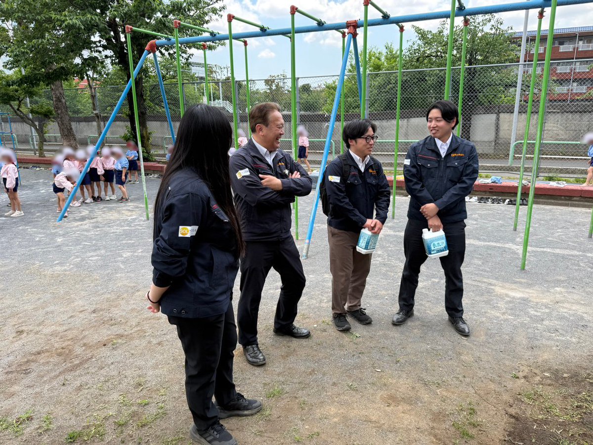 solterra_group's tweet photo. 🌟ソルちゃん日記🌟
田んぼの土づくりで #TOKYO8 を使ってくれた新河岸小学校で、今度は田植えだよっ♪🌱

みんなで泥にふれながら苗を植えたあとは、TOKYO8を散布🌾

秋の収穫が今から楽しみだねっ♪
ソルちゃんも応援してるよっ♪
#社会科見学 #食育 #稲作 #地域貢献 #太陽油化 #LOVOT https://t.co/9HyHNKqcR4