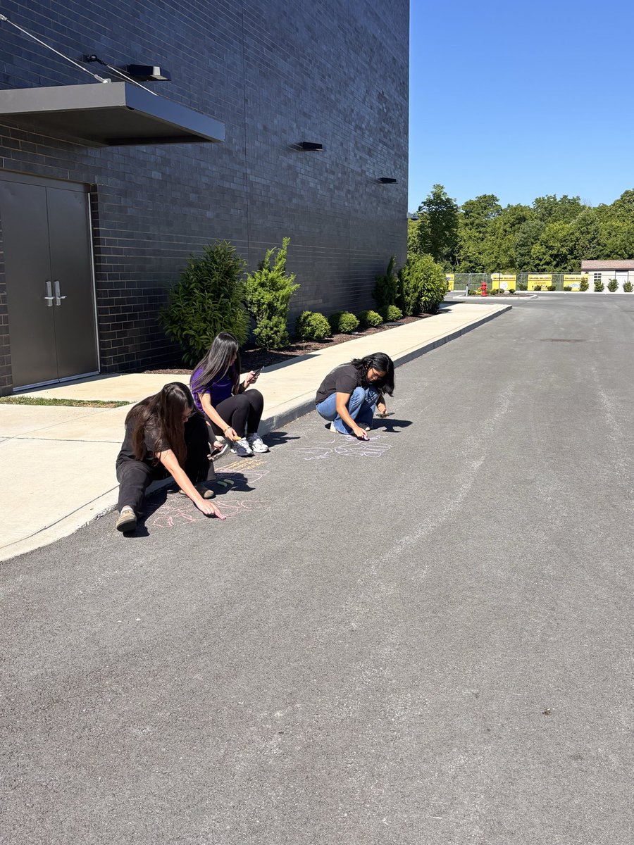 DrPruitt_SHS's tweet photo. Sometimes you just have to take the anatomy lesson outside. ☀️ @SmyrnaBulldog @SHS_CTE #onlyoneshs https://t.co/DRS2WYQiiO