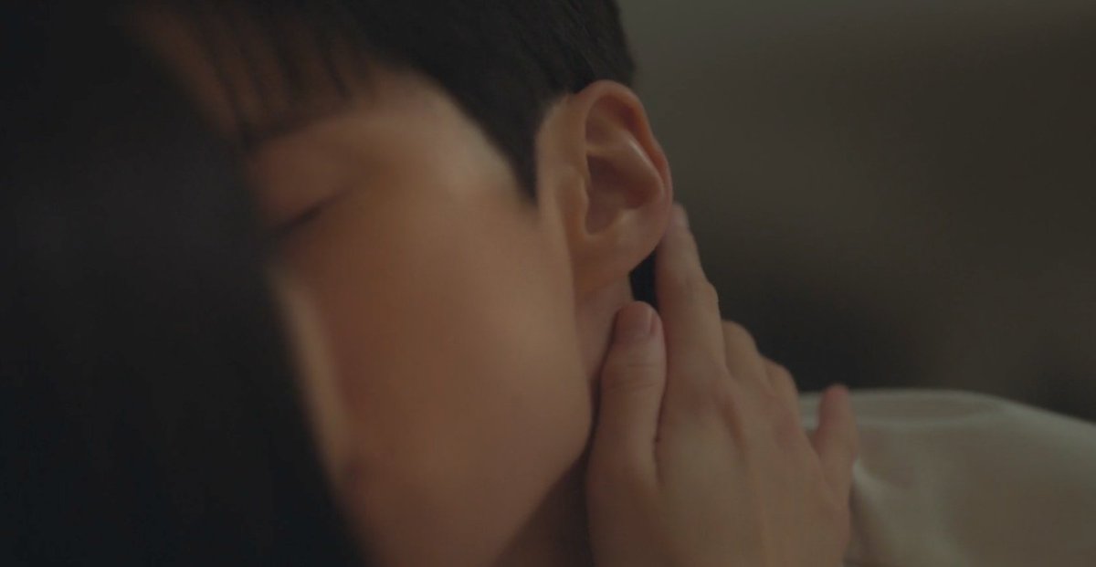 Moonchildz7's tweet photo. Uma das melhores cenas de beijo que eu já vi em kdramas. A mão no pescoço, a pegada nas costas... quando os atores sabem o que fazer, é outro nível mesmo. Que delícia de cena, que delícia de drama! 
#FilingForLove
#FilingForLoveEp4 https://t.co/Fh9brRlSez
