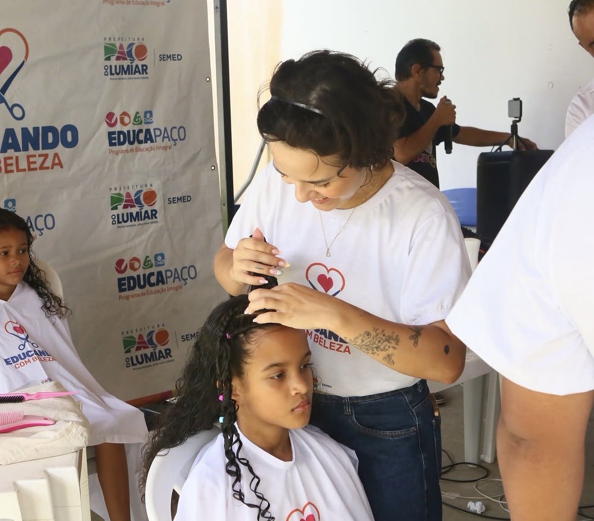 prefpaco's tweet photo. Hoje o EducaPaço Bem Maior realizou o projeto Educando com Beleza!

Nossas crianças receberam muito carinho, cuidado e autoestima com cortes de cabelo, penteados e momentos especiais preparados com amor. 💙✂️

Cuidar da educação também é cuidar das pessoas! 🌟 https://t.co/PWbodOenAl
