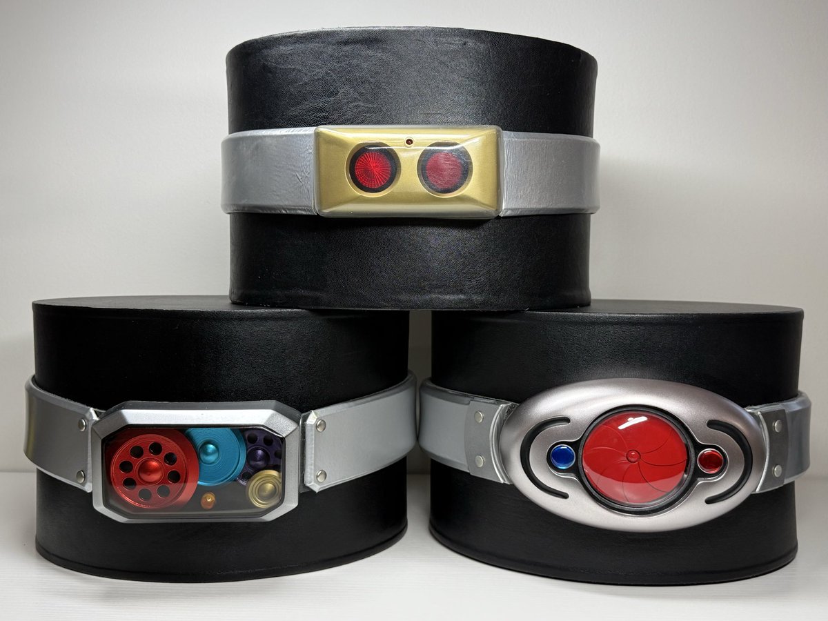 CCLemon99's tweet photo. The whole gang is here. 1/1 Henshin Belts from Kamen Rider Black and Black RX. Black’s King Stone, Shadow Moon’s Shadow Charger, and all three versions of RX’s Sunriser.

Made by Rainbow Modeling and released through Toei Hero Net. https://t.co/qflasgGRqe