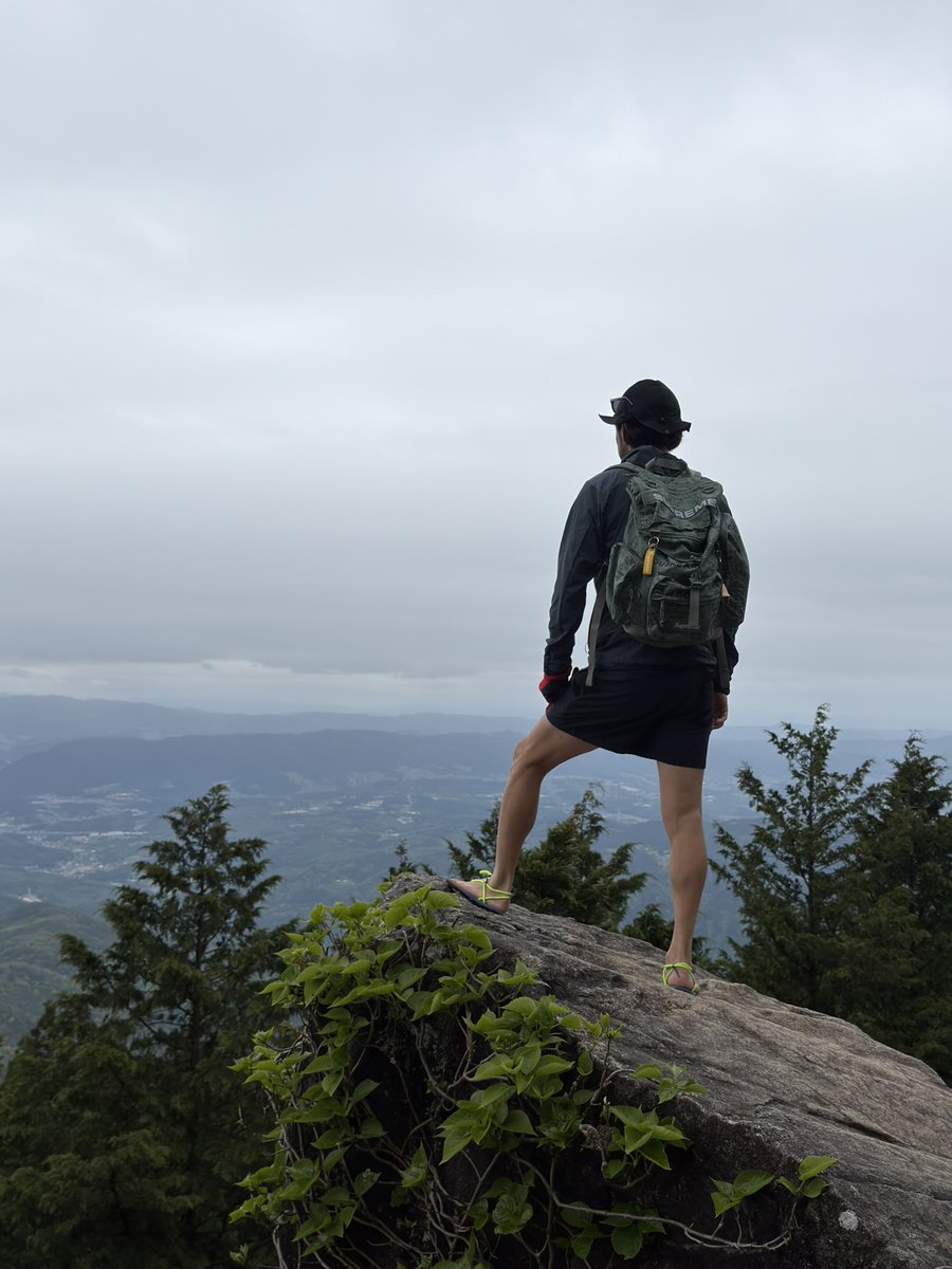 binchan826's tweet photo. GW前半は⛰️山行へ！⛰️登り初心者2人で岐阜の小秀山と笠置山2DAYS⛰️小秀山はなかなかの急登に苦しみましたが、何とか登頂！最高の景色に癒されながらのカップラーメンが沁みました^_^２日目の笠置山は小秀山の疲れを引きずりながら、ボチボチと歩いていたら、2人とも調子が上がり、↓ https://t.co/qEeQSzlz2v