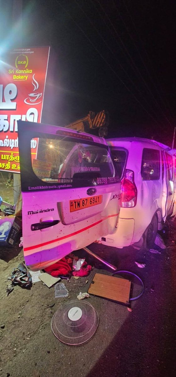 ShrinJournalist's tweet photo. Six people, including a woman, died in a car - truck collision on the Trichy -Coimbatore NH near Vellakovil in Tiruppur district early on Wednesday. Further inquiries are on.
@xpresstn 
@mannar_mannan https://t.co/ohJI2v8Xm6
