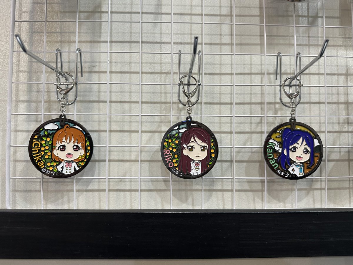 s_yusui's tweet photo. ５月１３日（水）

当館に新たなデコレーションを加えてみました！
ステンドグラス製の沼津市に点在するカラーマンホール、是非館内でもご覧くださいませ！

尚、現在はAqoursのくりぱんの子が大集合しており、鞠莉ちゃんの誕生日期間まで展示中！🐳

#Aqours
#lovelive
#lovelive_sunshine https://t.co/rAobEaFtUU