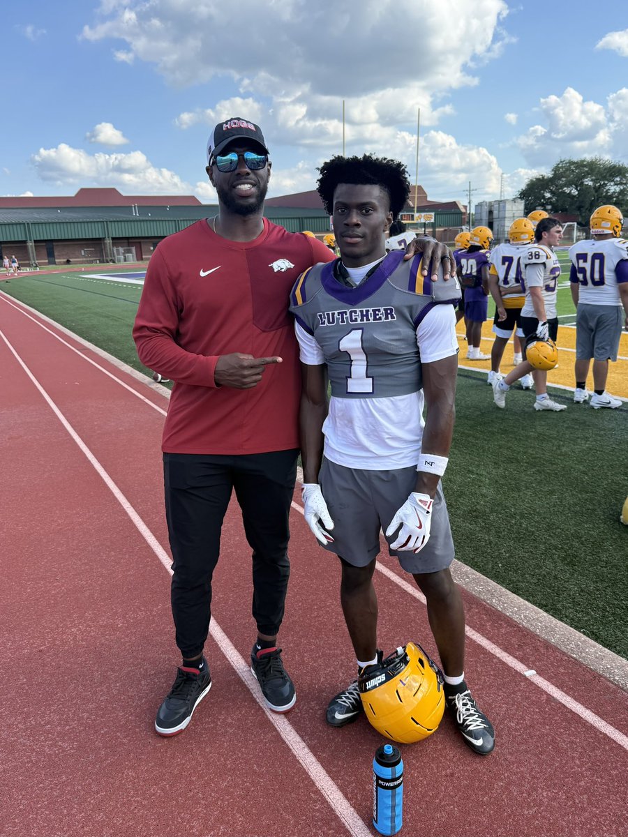unleASHed2027's tweet photo. Thank you @Coach_Smith10 for stopping by practice today!!! @RazorbackFB @TheEightXVIII @alviannebrule https://t.co/IIlMW6Aixp