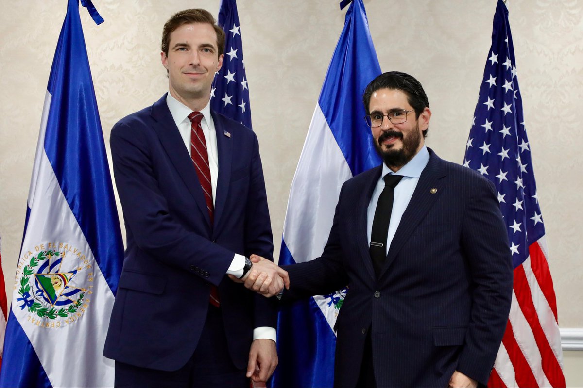 USEmbassySV's tweet photo. El acceso a la energía es fundamental para el desarrollo. Por ello, el Subsecretario Caleb Orr consideró prioritario reunirse con el Director General de Energía, Hidrocarburos y Minas de El Salvador y Presidente de @CEL_ElSalvador, Daniel Álvarez, para conversar sobre oportunidades que impulsen el crecimiento y la infraestructura energética del país.