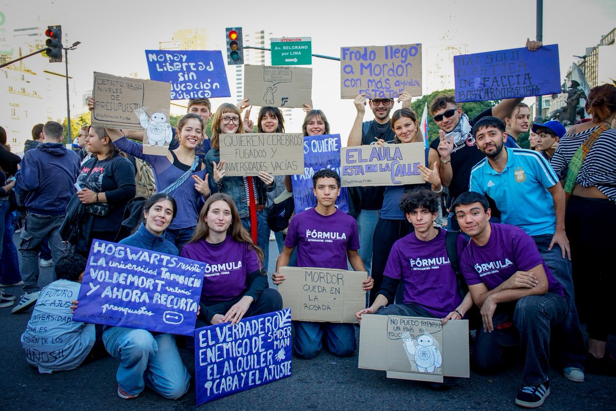 SayriHualpa's tweet photo. Marcha Federal Universitaria
#FIUBA 💜 https://t.co/X8rtSCuwO8