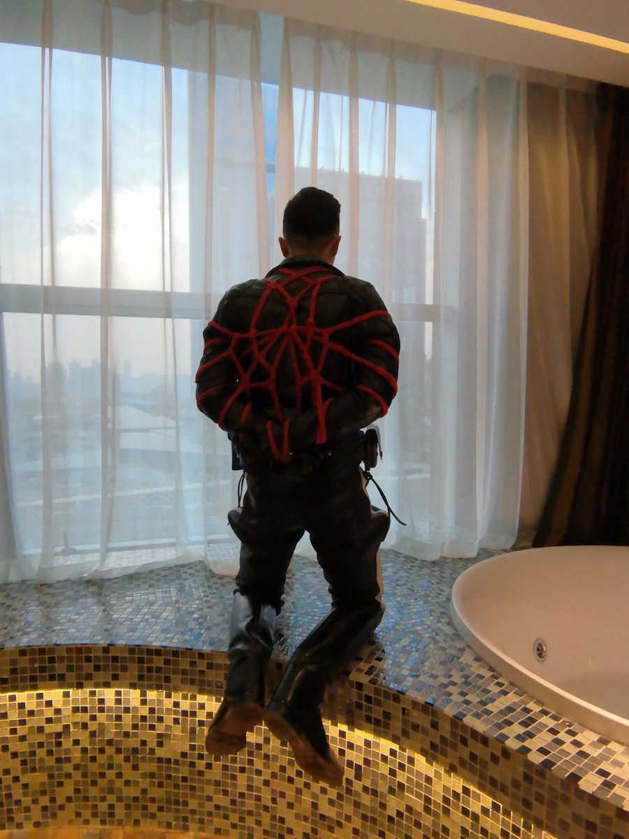 leatherM2jj's tweet photo. 赤裸的欲望在绳网下挣扎，每一寸皮革都裹着呼之欲出的野性。 https://t.co/nvYRnXSikB
