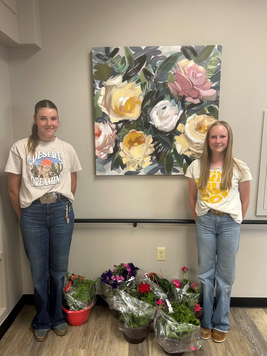Perlichbros's tweet photo. Thank you to the Claresholm 4-H Beef Club for delivering flowers to local senior centres in Claresholm on behalf of Perlich Bros. for the club's spring fundraiser!
We are happy to support this amazing organization and the hardworking, dedicated individuals that make it possible. https://t.co/PO64Tpg1hC