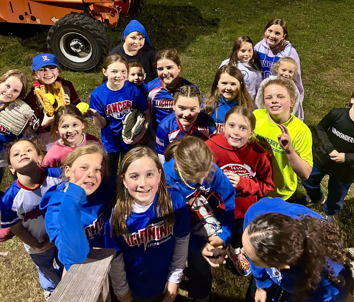 LancerSoftball's tweet photo. Varsity had such a fun Little Lancer night with a win versus BG! Normand, Flaherty &amp; Secor all had big shots out of the park &amp; DiNovo had an in the park HR! Huge offense from Raza (4 hits, 2 RBI’s), Normand (3 hits, 4 RBI’s), Secor (3 hits, 3 RBI’s) &amp; Flaherty (3 hits, 1 RBI) 💣 https://t.co/RohYkaWb6x