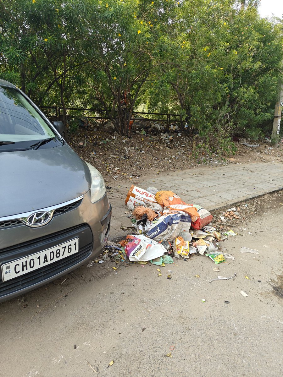 imranchd786's tweet photo. Garbage piles are everywhere in Mani Majra. Bhumi company has ruined the cleanliness system. @MCChandigarh @NHM_UTCh @SwachSurvekshan @chandigarh_admn #CleanChandigarh  @Gulab_kataria @PMOIndia https://t.co/bVSCuj4mmV