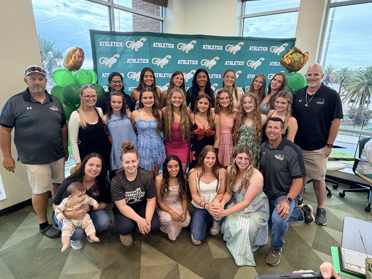 elaina_g99's tweet photo. Softball Banquet. Seasons end.
That last handshake stays with you 🥹
Offensive player of the year. Great season.
@Wildfire18u @VillagesBuffalo @gatorjack72 @SoftballDown 
#offensiveplayer #oftheyear #softball #recruit #RHP #2029RHP #seasonend #D1 #banquet #academics #honors https://t.co/lME4CeUPQI