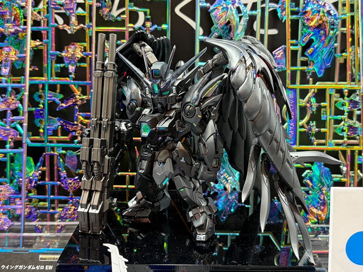 hobbywatch_jp's tweet photo. ガンプラ「MGSD ウイングガンダムゼロ EW [ストラクチャルコーティング/ブラック]」がイベント会場でお披露目！【#静岡ホビーショー】　 https://t.co/aPDGpMHBSq #ガンプラ https://t.co/ReppIzgp5V