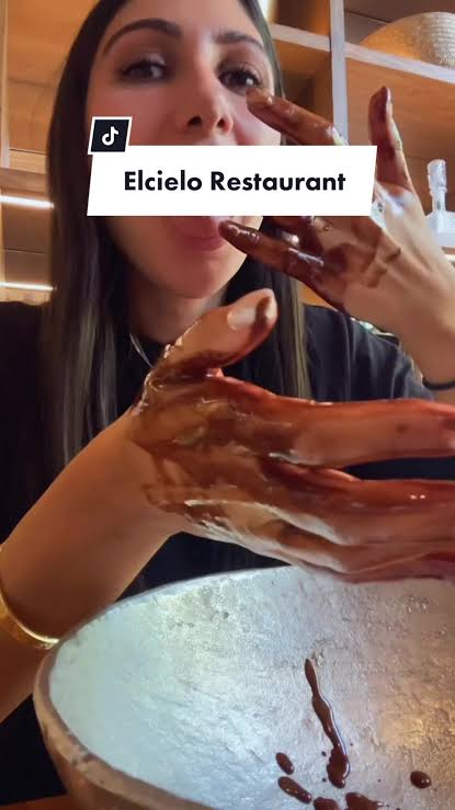 draccoren's tweet photo. @PopCrave this has nothing to do with Colombian culture. It's a Michelin star restaurant, and as part of the experience, they wash your hands with chocolate before you eat dessert. https://t.co/YGTGBennTp