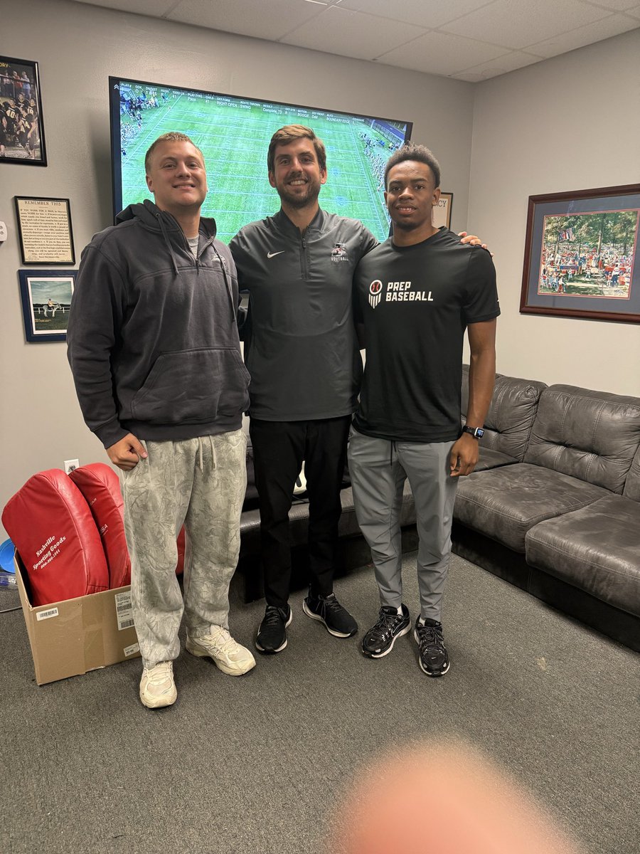 KsaunB's tweet photo. Thank you @coachburke89 @UIndyFB for stopping by @GHSWaveFootball today! https://t.co/OGeglG09ym