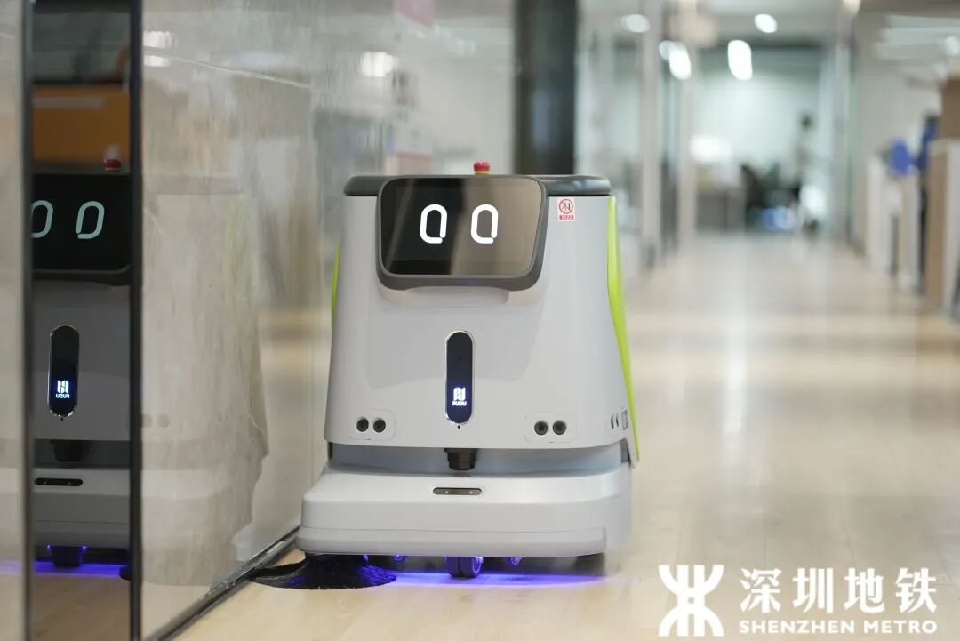 AShow71739's tweet photo. Shenzhen’s AI teams are rolling out the future! 🤖🇨🇳

From the autonomous delivery robot “Kiwi”, to the intelligent guide dog robot “Garlic”, plus smart security inspection and disinfection robots — a new wave of AI-powered urban technology is taking the spotlight. 🚇✨ https://t.co/PStfyL9dcp