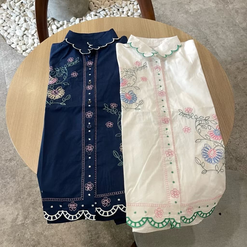 amethyswin17's tweet photo. GUYSS JANGAN BIARIN AKU KERACUNAN SENDIRI😭🤍
Ini atasan cantiknya parah banget, vibesnya soft girl clean aesthetic gitu loh✨ Detail bordirnya juga manis dan jatuhnya bikin keliatan mahal 🥹 Dipadukan sama jeans atau rok apa aja tetap cantik dan effortless 💐 https://t.co/Da3uPj6Cde
