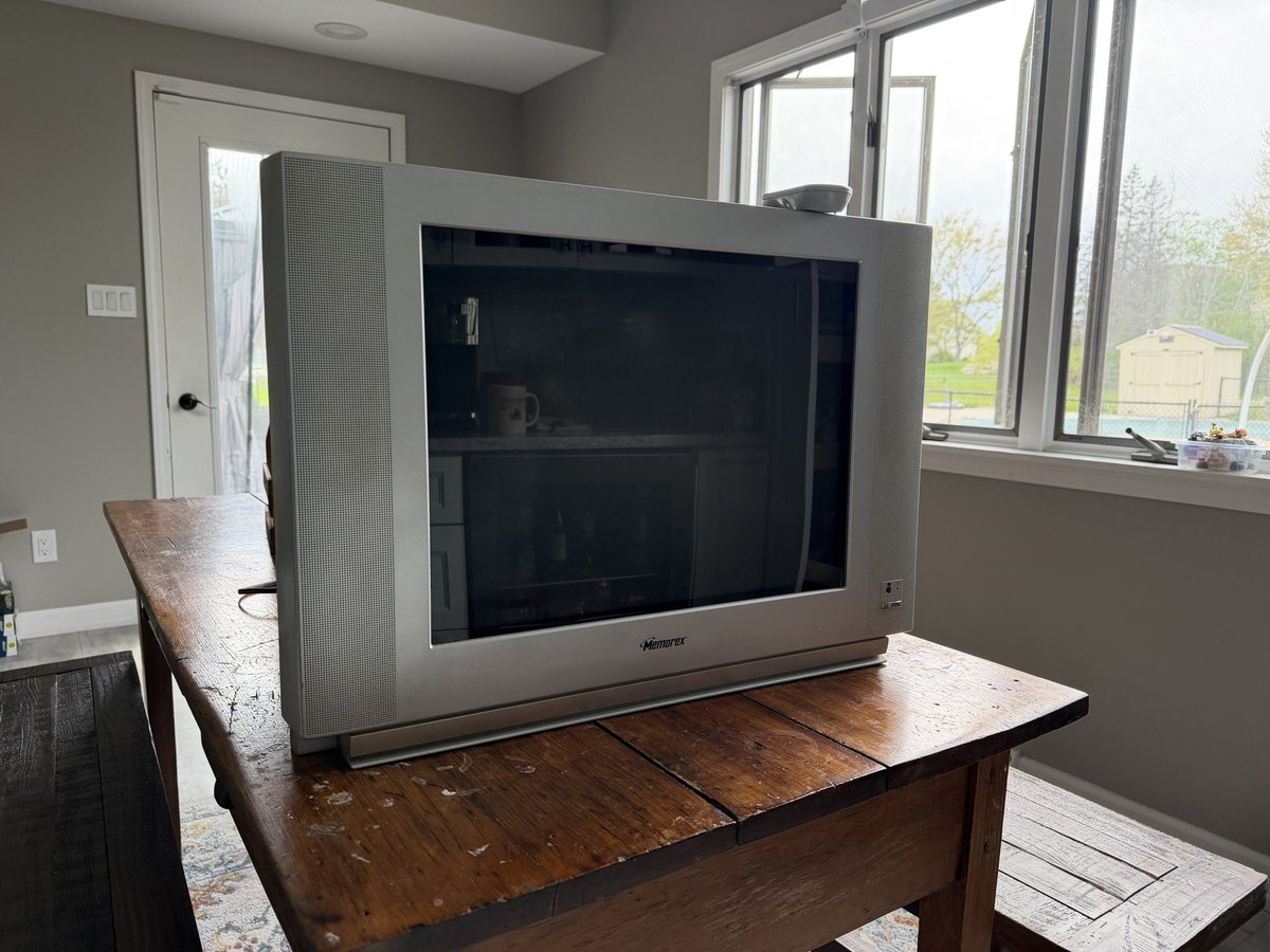 DBrne07's tweet photo. I may or may not have picked up another tv. this is the 4th one in a week. 
this is a 20" flatscreen memorex crt tv from may of 2006. this lived in the spare bedroom of my grandma's house so it doesnt smell like smoke as much as the little black one https://t.co/xb3kTAz4Oj