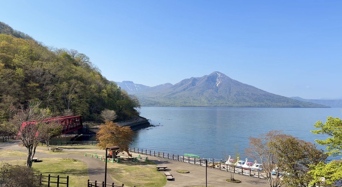 makorix3's tweet photo. 朝からバグで動画送れない状況なので、今日は写真で再投稿💦
　　　　　
　　　　　👇

おはようございます！
今朝の支笏湖温泉も気持ちの良い快晴です。
これからは八重桜も見頃を迎えるので、今からとっても楽しみです😊

#支笏湖 #支笏湖温泉 #新緑 #北海道観光 #いまそら https://t.co/1byEVk3acN