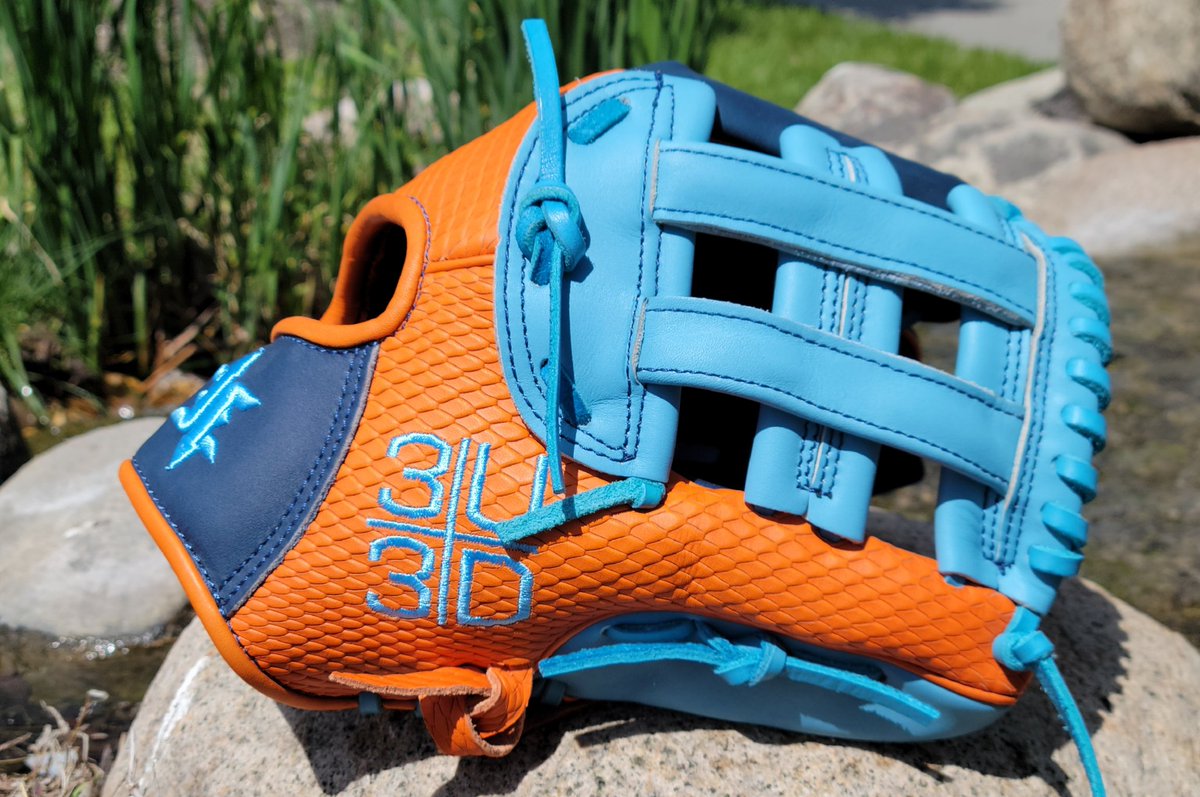 3Up3DownSports's tweet photo. It’s all in the details. 🧵

Custom 1/1:
Crest Point Welting 
H-Web
Orange snake skin 

Ready to build your own? DM for custom inquiries or visit our website. https://t.co/pgv5QfngnH