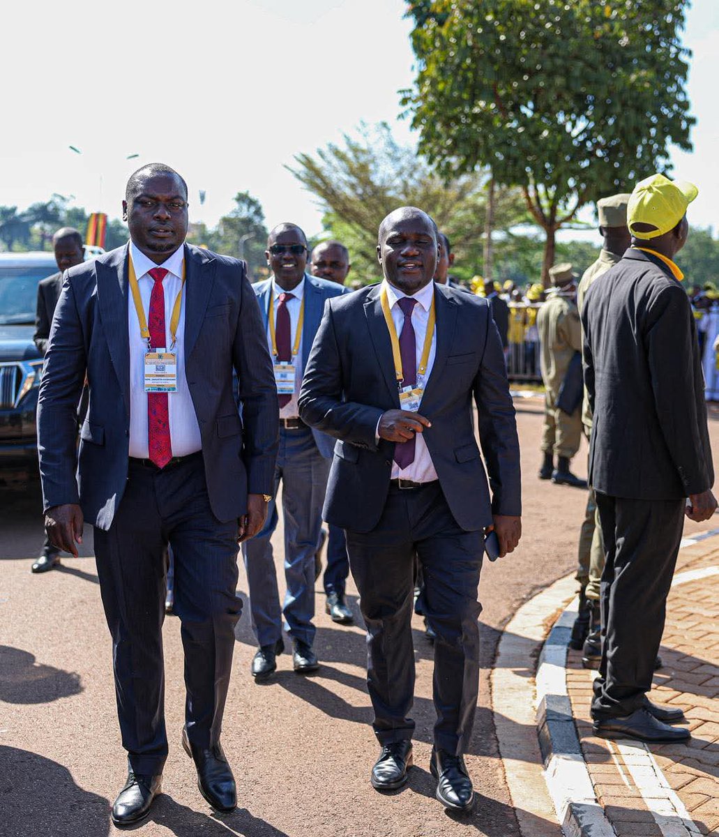 bwiretaveta's tweet photo. Nilikuwa na privilege ya kujoin Deputy President pamoja na viongozi wengine wakubwa wa serikali kumrepresent President kwa swearing-in ya Rais wa Uganda, H.E. Yoweri Museveni. https://t.co/ly913hAoyO