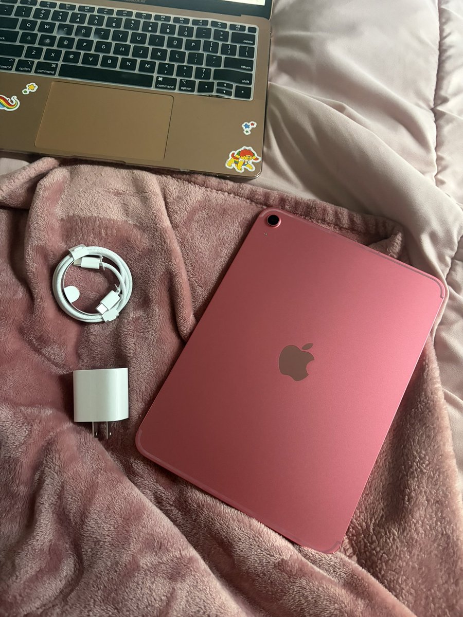 HeltonIsabel's tweet photo. My girl came home with the new iPad as a surprise for me because I’ve been dying for one for school 🥹😭😭 I’m so lucky 😭😭 https://t.co/gwqfC5pAEC