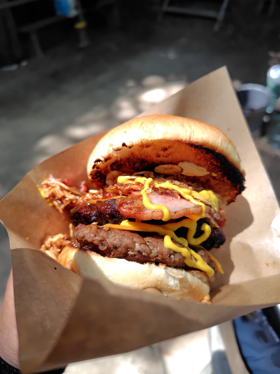 QooUri's tweet photo. サバゲー中に
飯テロのニオイがたまらなく
早めのお昼

ハンバーガー
コーラ
ポテト

アメリカンな3点セット
美味しい https://t.co/dzW5eygwpM