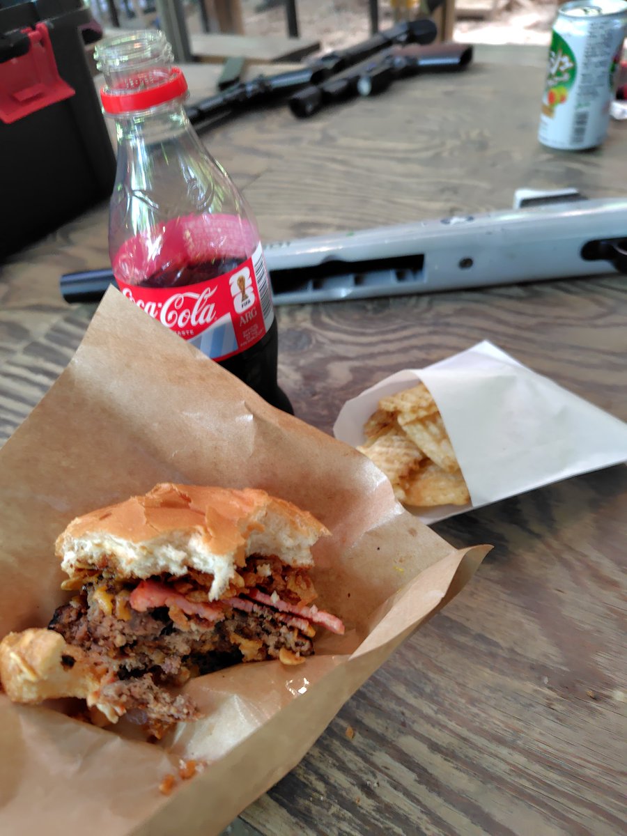 QooUri's tweet photo. サバゲー中に
飯テロのニオイがたまらなく
早めのお昼

ハンバーガー
コーラ
ポテト

アメリカンな3点セット
美味しい https://t.co/dzW5eygwpM