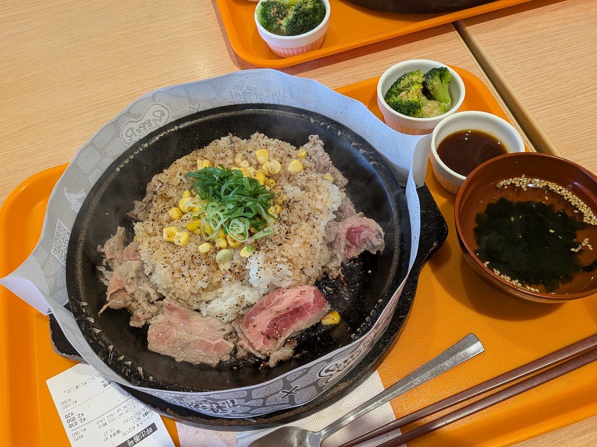 hachiprio's tweet photo. 実家デイ。湘南台の自宅から片瀬江ノ島の実家へ｡ 20分程度。母は無類の肉好きなので、昼はペッパーランチをご所望。

夕食に豚バラ大根と肉豆腐を作った。色味がないとイヤなので withほうれん草のお浸し！ https://t.co/tQiAxKPxkR