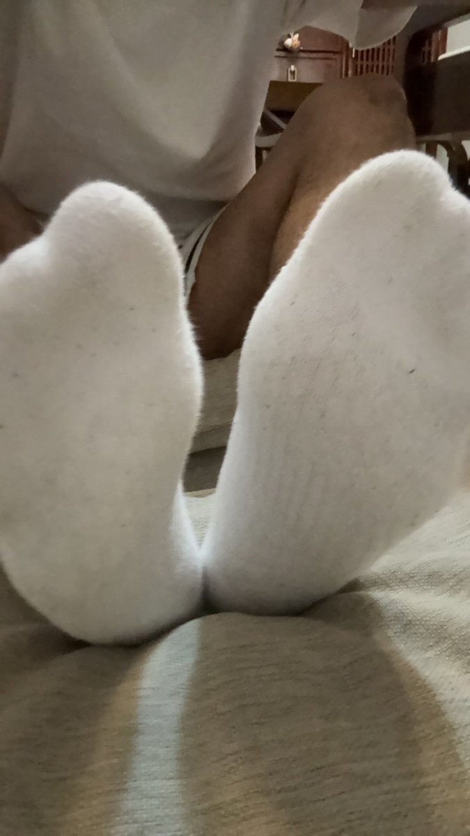 feetsize46's tweet photo. 埋进来深呼吸😏or扛起来用力顶🌚 https://t.co/xJEggzB1ay