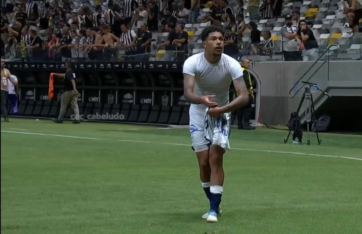 Seguramos o escanteio justamente porque o Machado é um grande amigo nosso e não merecia tomar gol.