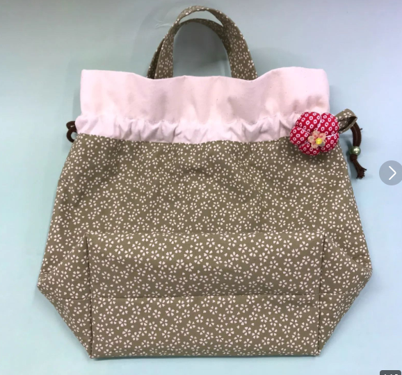 ★モコ★ 巾着型ハンドメイドトートバッグ 桜柄 和柄 F36 やさしい桜柄と、ころんとした巾着デザインが魅力のハンドメイドトート