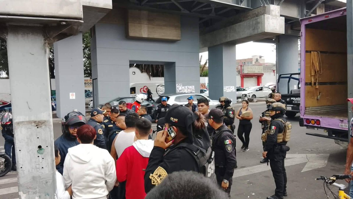 HalconOnce's tweet photo. PLOMAZOS AL INTERIOR DE PANTEÓN…
Una mujer de 25 años, lesionada por impactos de arma de fuego al interior del Panteón de San Lorenzo #Tezonco, @Alc_Iztapalapa.
Una fuerte movilización de unidades de @SSC_CDMX en la zona, reportando la detención de 5 probables responsables.
#HalconOnce ⚡️🦅
