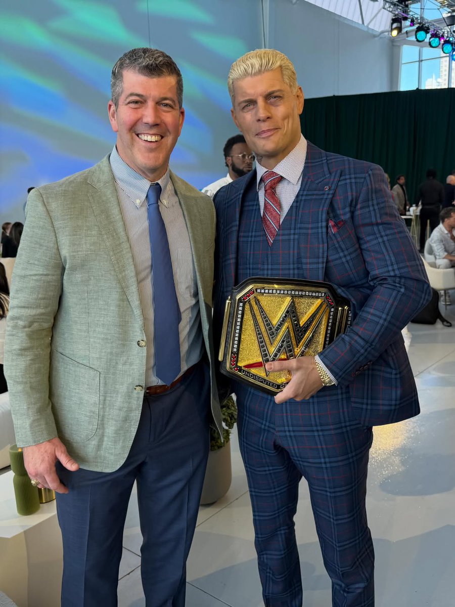 ArtOfCody94's tweet photo. Cody with Spanish language sportscaster for ESPN Deportes and ESPN International Fernando Palomo at Disney Upfront.
( 📸 Instagram: palomo_espn)
#WWE #ESPN #ESPNDeportes #CodyRhodes #FernandoPalomo https://t.co/TEQPOSePSk