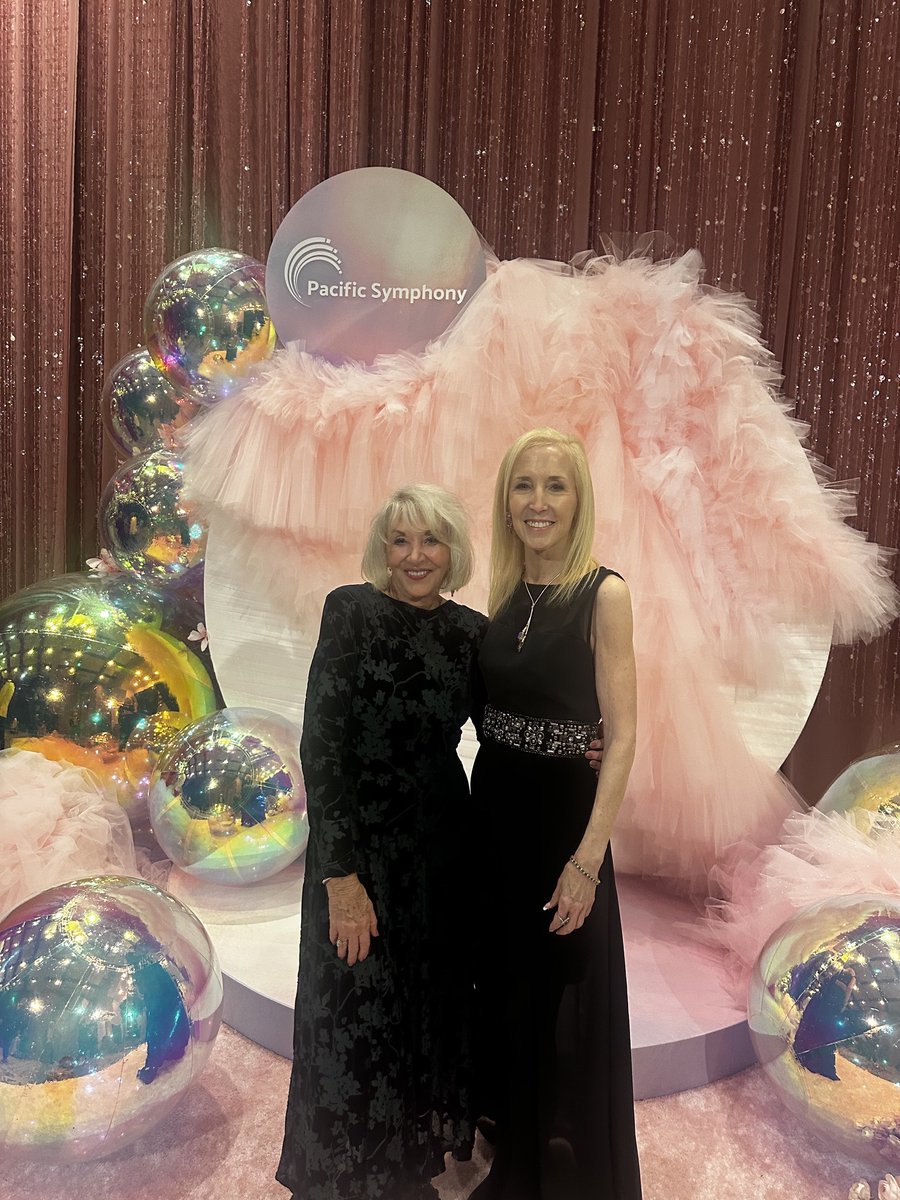 DaileybytheSea's tweet photo. A “Wicked” night at Hyatt Regency Resort and Spa in Huntington Beach, fundraising for the Pacific Symphony Opera was magical!!   Seated next to the legendary Sandy Segerstrom, the ever illustrious Nancy Willson and many other luminaries in the art world was such an honor — and of course, getting to meet Glinda and Elphaba. ✨

This is why Orange County is more than an address. It’s a community.

This is the DaileybytheSea difference. 🌊

#OrangeCounty #LuxuryRealEstate #DaileybytheSea #SegestromCenter

ONE Luxe Realty One Group International | DRE: 01896421. Suzi Dailey DRE #01746768