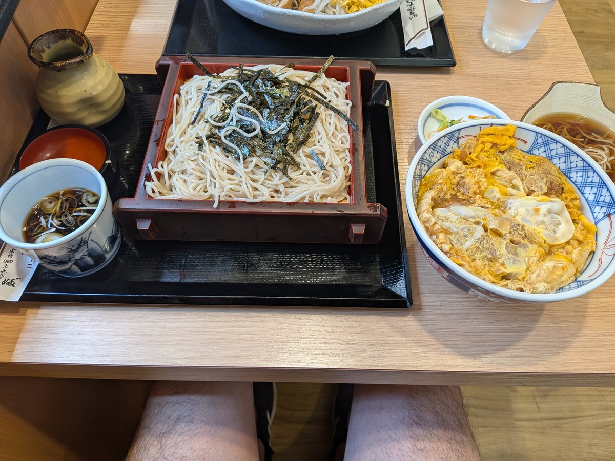 osusowake21's tweet photo. ちいさな旅。
両国駅で降りて、外国人だらけの国技館脇を通って安田庭園へ行く。やっぱ日本庭園ってすてき。

それから横綱町公園内の復興記念館へ。昭和初期に開館したここは関東大震災からの復興を記録したスポットで、復興したものが再度空襲によって焼かれることを当時は知らなかった。そういった意味で輻輳的な悲しさを感じます。家を焼かれ、家族や職を失ったたくさんの人たち。大変だったでしょう。そういう困難も人生にはあり得る。大震災当時も加工された画像が新聞に載りまくっていたことも興味深し。ガレキだらけになった仲見世通りでスイカを売ってる人もいる。
★当時、この公園は絶好の避難地と思われ、四万人が避難し、38000人が焼死した。こういうこともある。平常時にはミニマリズム生活もスマホ決済もできる。かっこいいし、便利。でも非常時にはそういった生活が命取りにもなりうる。備蓄も現金も備えになりうるように私は思います。

震災でも戦災でも焼死体になる人もいれば、廃墟の中で笑っている人もいる。ここに来るのは3回目ですけど、私はここのニオイや展示が大好きです。

それから両国駅の反対側まで歩いていって、やぶそばへ。800円のざるそばと1250円のカツ丼を食べる。小諸そばとかもおいしいけど、こういうお蕎麦屋さんの蕎麦とは違う。そばの香りを感じるし、つゆの味もより複雑な味がする。私はチェーン店も個人店も家でゆでる蕎麦も好きです。

今日もたのしいちいさな旅でした☺️