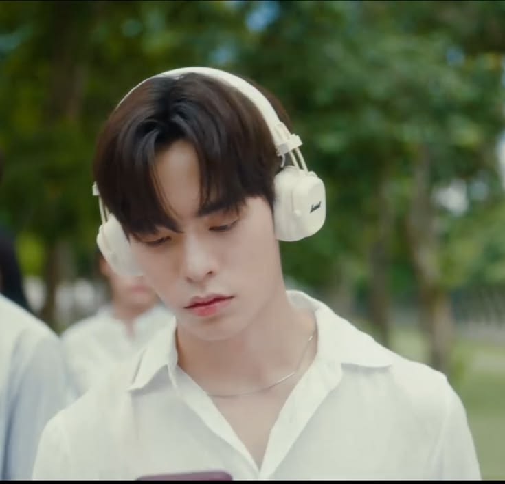 Usernameisnini's tweet photo. An #teeteepor au where Convenience store worker (part-time) Teetee × Customer Qin.

Qin eats ice-cream when he's stressed about Uni, until he made it a routine. Just to glance at the puppy looking new worker. https://t.co/QuZyb5cHVR