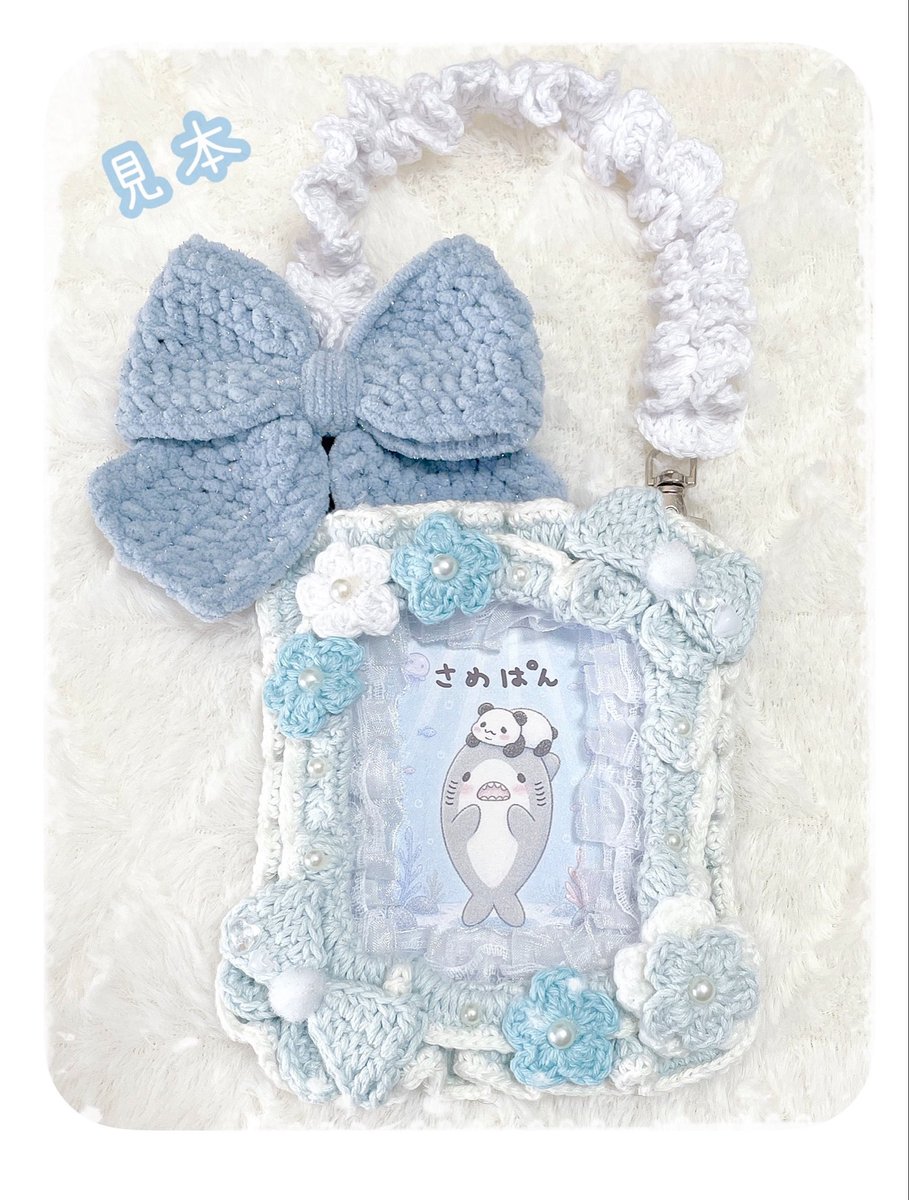 sameXpan's tweet photo. お花とリボンのふわふわトレカケース編みました🧶🌼🎀

水色、緑、黄色、紫、茶色、デニムカラーなど
いろんなカラーあります🩵💚💛💜🤎💙

推しカラー見つけてもらえたら嬉しいです🫶🏻
メルカリにて販売中です！

#ハンドメイド #トレカケース  #編み物 
#推し活 #編み物好きさんと繋がりたい https://t.co/3lqBQrgQrL