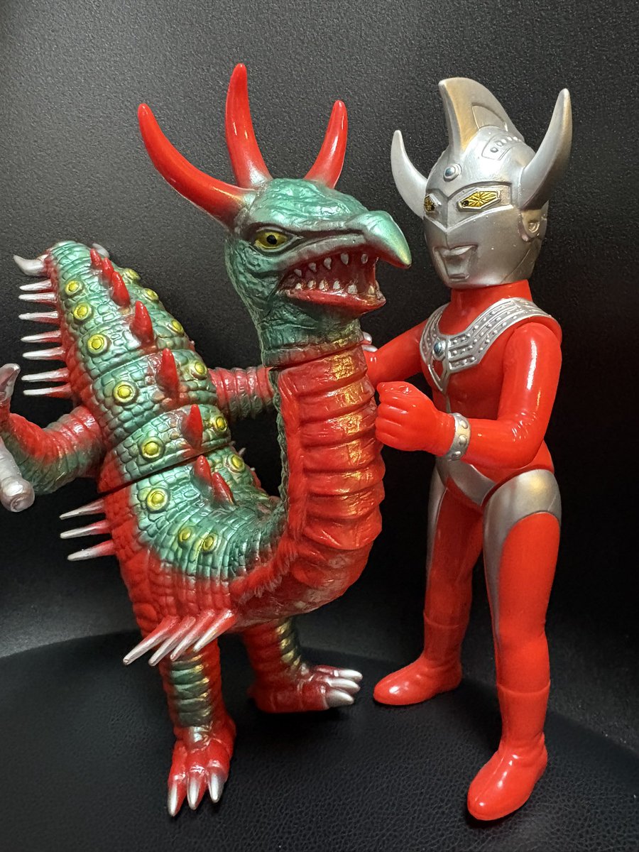 ブルマァクのウルトラマンタロウと。タロウは確かに超獣に続き