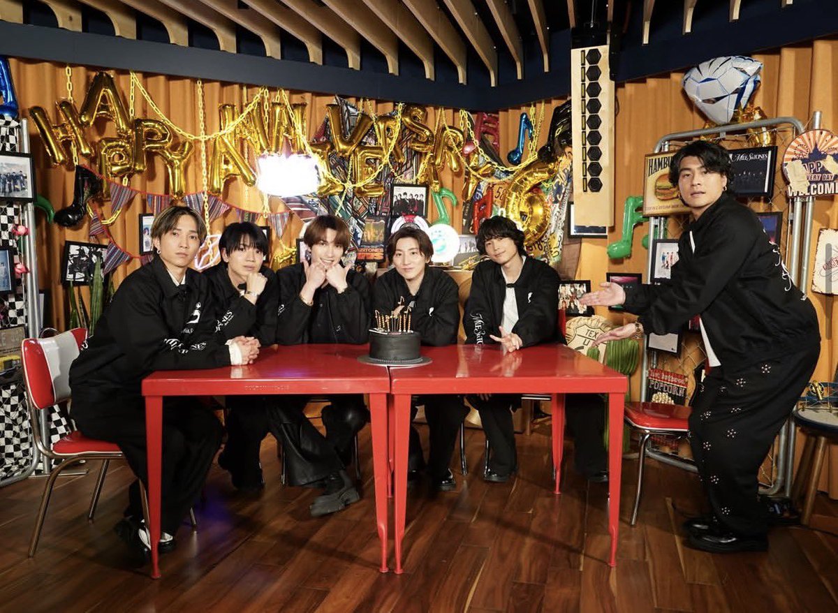 ねえロゴウィンドブレーカーってデビュー日に着てたやつだったりする？🥹