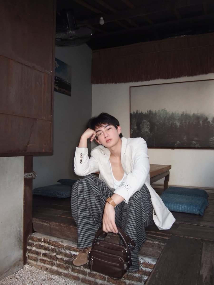 HEARTCHU_stats's tweet photo. ขอบคุณค่ะที่เลือกลุคฮาร์ทให้เป็น Outfits of the week 🥼👜✨

ฮาร์ทเลือกไอเท็ม Ready-to-Wear มาสไตลิ่งเลเยอร์ใหม่ ให้กลิ่นอายความคลาสสิกแบบ Relaxed Sartorial 
บทความดีมากเข้าไปอ่านกันนะคะ ใครอยากแต่งตามแวะมาบอกกันหน่อยน้า 🫶🏻🤍

#MensFolioThailand
#HEARTchuthiwat https://t.co/8DNGWiWsoc