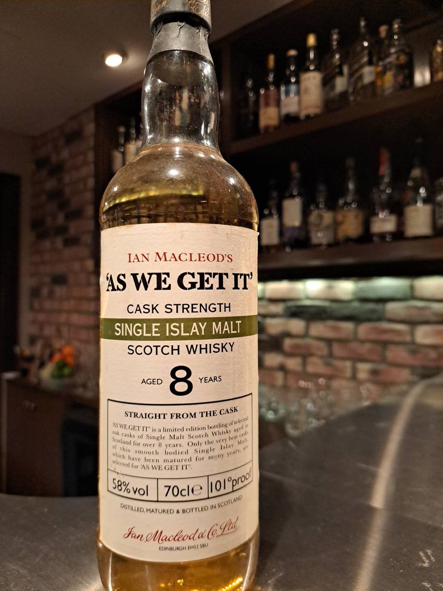 Barescape1's tweet photo. 『AS  WE GET IT』
中身の蒸留所は非公開ですが、
アイラ島のヘビリーピーテッドタイプです。
アードベッグ、ラフロイグ、ラガヴーリンの
シングルモルトのどれかという噂も。
カスクストレングスで58%と度数は高め。
熟成年数は８年と若めですが、なかなかのパンチ👊 https://t.co/AMhS5FAnGl