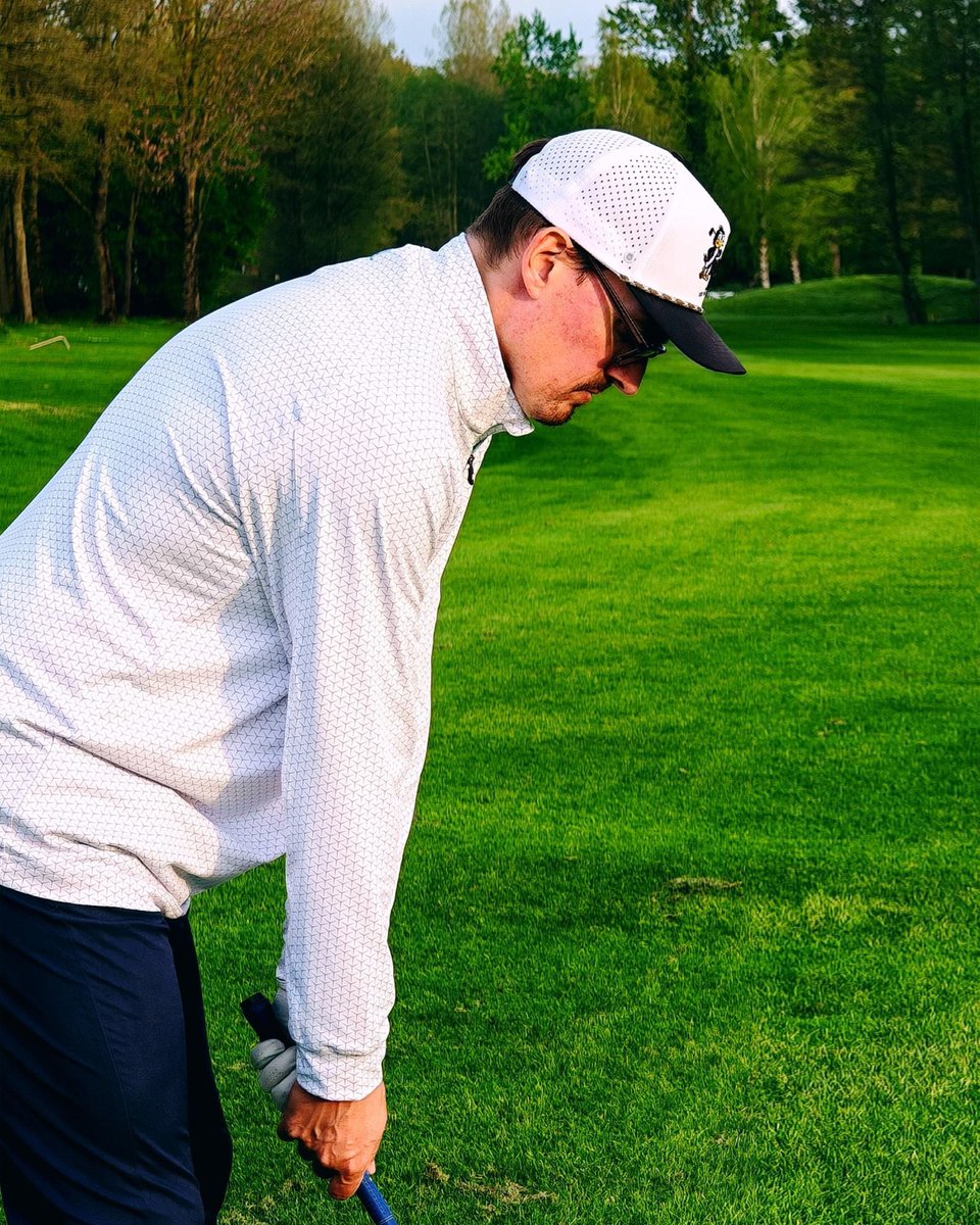 GolfDeolax's tweet photo. Swing freely, stay comfortable. The quarter zip’s stretchy fabric moves with you—no restrictions, just pure golf joy. Because the best rounds feel as good as they look. https://t.co/79pylr9xVj
