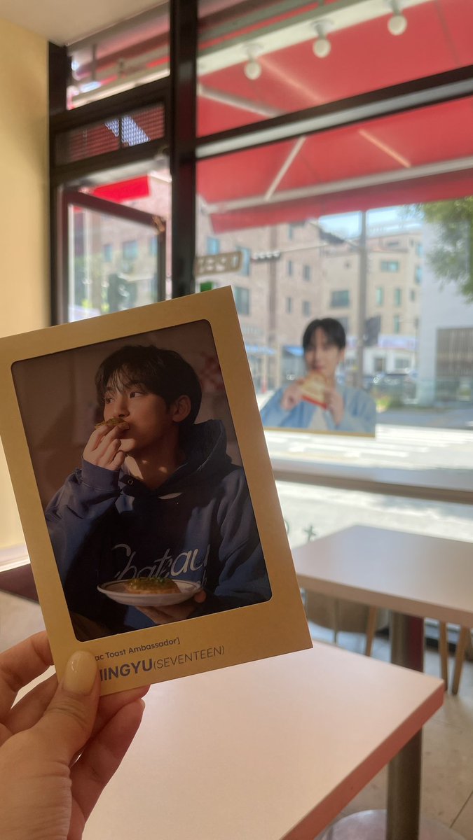 99ran2's tweet photo. 오늘 드디어 픽업한 민규세트
매장에 대기하는데 
청소년 친구들이
"이삭 모델이 세븐틴 민규였어!!??"하는데 내 테이블에 놓인 민규가 빛나는 것 같은 느낌?
얘들아 이삭과 함께하는 #민규의달콤한순간을 즐겨주렴!
이모도 친구에게 달콤한 순간을 나누러 간다 안녕 https://t.co/QAMjVXrMZ9